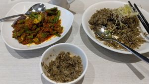 Something spicy and olive rice at Whole Earth 环界蔬食 in Central Singapore