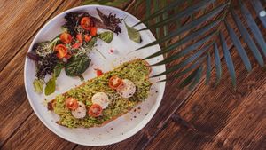 SMASHED AVO ON TOAST
Freshly smashed avocado on sourdough bread with chopped tomatoes, cracked chilli pepper and a side of hummus at Mood Cafe in London