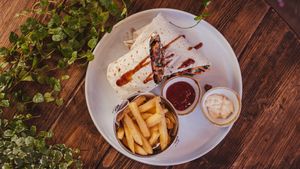 WRAPPERS DELIGHT
Traditional middle-eastern flatbread, with mountains of crunchy lettuce, red cabbage, fresh carrot and our ground up burger patty, then finished with a smokey bbq at Mood Cafe in London