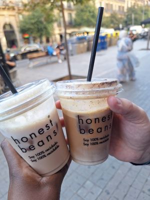 Iced chai and iced latte at Honest Greens - Gran de Gracia in Barcelona