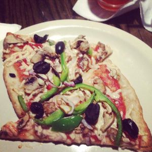 vegan pizza with Daiya cheese & gluten free crust at Little E's Pizzeria in Greensburg