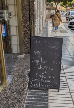 Anuncio fuera del local at Pasteleria San Fulgencio in Cartagena