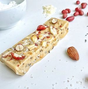 KETO-Coconut Peanut Butter Keto Bar Bliss
Ingredient: Peanut butter*, coconut oils*, Coconut milk powder*, Almonds, Pea proteins*, MCT oils, chia seeds*, stevia, Himalayan salt, LOVE.
- Raw & Vegan
- Gluten-free
- Dairy-free
- No added sugars at Huafengsu Restaurant in Dongguan