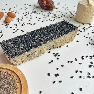 Hair Shines-Black Sesame Almond  Bar
Ingredient: Coconut milk powder*, coconut oil*, almond, Medjool dates*, pea proteins*, black sesame*, chia seeds*, vanilla bean powder, Himalayan salt, LOVE at Huafengsu Restaurant in Dongguan