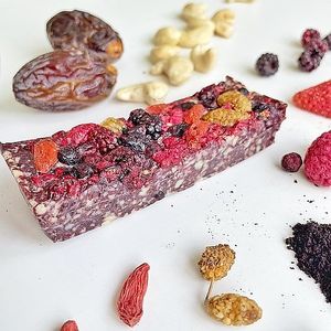 Mixed wild Berry Functional Bar
Ingredient: Cashew*, Medjool Date*, Coconut, *Coconut Oil*, Raspberry*, Acai*, Baobab*, Wild Red Currant*, wile bilberries*, Wild Loganberries*, Wild *, wild blackberries*, wild strawberries*, white mulberries* at Huafengsu Restaurant in Dongguan