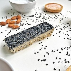 Keto-Black Sesame Keto Bar
Ingredient: LOVE,Coconut milk powder*, coconut oils*, almond, pea proteins*, Black sesame*, MCT oil, stevia, chia seeds*, vanilla, Himalayan salt.
- Raw & Vegan
- Gluten-free
- Dairy-free
- No added sugars at Huafengsu Restaurant in Dongguan