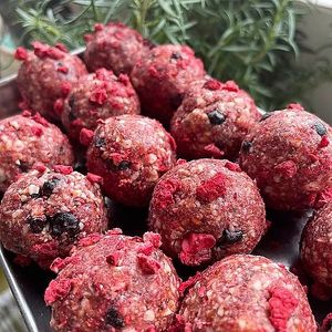 Pretty Skin Berry Ball
Ingredients:  Organic raspberries ,Organic  Strawberries, organic coconut, cashew nuts, organic Medjool dates , Himalayan salts, LOVE.
- Gluten-free
- Dairy-free
- No added sugars at Huafengsu Restaurant in Dongguan