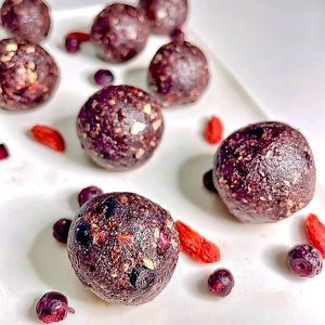 Blink Blink Eyes Acai Goji Bilberry Balls
Ingredients: Love, Organic Medjool dates, Almond Flour, Goji Berries, Organic Coconut, Organic Wild Bilberries, Organic Acai Berry Powder, Sea Salt.
 at Huafengsu Restaurant in Dongguan