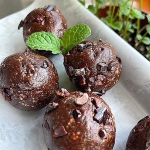 Chocolate Mint Balls
Ingredients: Cashew nuts, Organic Cacao Powder, Organic Medjoul Dates, Mint Extract, Cacao Nibs , Salt. at Huafengsu Restaurant in Dongguan