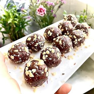 Chocolate Peanut Butter Ball
Ingredients:
Organic Peanut butter, Organic Medjoul dates, Organic Cacao Powders, Peanuts, Organic Maple syrup, Vanilla, Himalayan salts, Love. at Huafengsu Restaurant in Dongguan