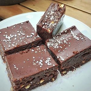 Raw Chocolate Peanut Butter Brownie Bite
Ingredients:
Organic Peanut Butter, Organic Medjool Date’s, Organic Cacao Powder, Organic Maple Syrup, Organic Peanuts nips, Vanilla Extract, Himalayan Salt, LOVE. at Huafengsu Restaurant in Dongguan