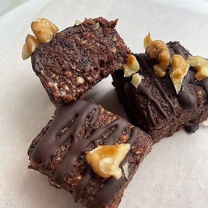 Raw|Vegan|Gluten Free Sweet Potato Chocolate Brownies
Ingredients:  
Sweet potatoes, organic cacao powder, cashew nuts, organic Medjool dates, vanilla, Sea Salt, LOVE.
**GLUTEN FREE, NO DAIRY, NO ADDED SUGAR SUGARS** at Huafengsu Restaurant in Dongguan