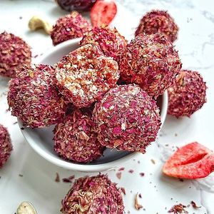 Happy Beauty Rose strawberry Ball
ingredients: 
cashew, organic Strawberry, Organic Medjool dates, organic coconut,Rose, Himalayan salt at Huafengsu Restaurant in Dongguan