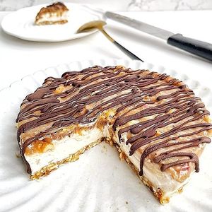 Peanut Butter Fake Ice Cream Cak
Ingredients:
Love, Cashew nuts, Organic Medjoul date, Organic Coconut Oils, Coconut Cream, organic peanut butter, Vanilla extract , Organic Maple Syrup, Organic Cacao Butter, Organic Cacao Powder, Seat Salt.
✅no bake at Huafengsu Restaurant in Dongguan