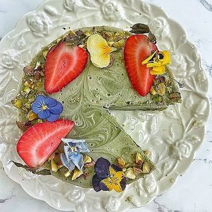 Raw Matcha Rose Cake(vegetarian diet)
Ingredients: Premium matcha, cashews, organic coconut oil, coconut cream, organic dates, rose petals, organic stevia, sea salt.
✅Low carb ✅Gluten-free ✅No baked/raw food ✅No eggs or milk
✅Vegan at Huafengsu Restaurant in Dongguan