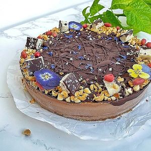 KETO - No Bake Peanut Butter Salted Caramel Chocolate Cake
Ingredients:
Peanuts, organic peanut butter, coconut, organic stevia, salt, organic coconut oil, avocado, organic cocoa powder, vanilla oil, edible dried flowers
✅Raw （no bake)
✅Gluten f at Huafengsu Restaurant in Dongguan