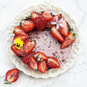 KETO - Raw Strawberry Cake
Ingredients:
Organic Strawberries, Macadamia, Coconut Cream, Organic Coconut Oils, Organic Stevia, Almonds, Organic Coconuts, Sea Salt. 
✅KETO/Diabetics Friendly ✅Raw （no bake)✅Gluten free ✅Vegan (no dairy, no eggs) at Huafengsu Restaurant in Dongguan