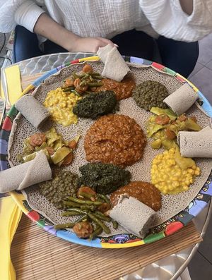 Platte mit allem (Nummer😄 at Tena Adam Feinkosten und Gewürzladen  in Munich