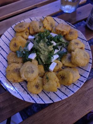 Patacones con guacamole at Mango & Caoba in Barcelona