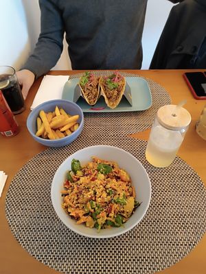 Os sabores são incríveis, sente-se cada ingrediente💗Limonada caseira (com flor de sabugueiro) + Salada de Quinoa com vegetais da época e vinagrete de limão at Casa Almeida in Caminha