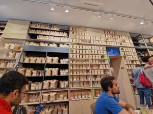 Sells coffee and tea at Koffie Onan in Leuven