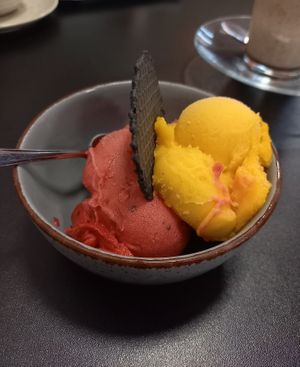Mangoeis und Himbeer-Minz-Eis at Neues Stadtcafe in Ochsenfurt