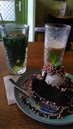Chocolade cake met Munt thee en cashewlatte at Parrhesia Cafe in Groningen