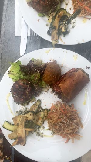Petites assiettes de mets très fins et savoureux : Les plus délicieuses boulettes de haricot rouge ever, un roulé au brocoli a tomber par terre, une boulette patate/riz tte douc at Carmen Ragosta in Paris