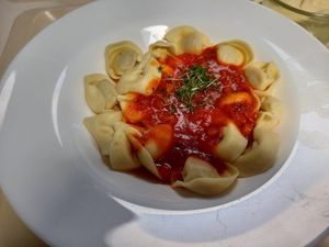 Vegane Tortellini mit Tomatensauce at Mensa Am Hubland in Wurzburg