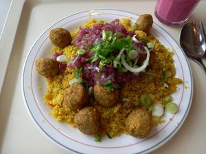 Falafel mit Gemüsecouscous und Rotweinzwiebeln at Mensa Am Hubland in Wurzburg