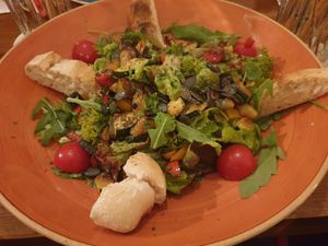 Tossed salad with grilled vegetables at platt und belegt in Munich
