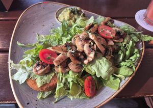 Veganes Gemüseschnitzel mit Pilz, Tomaten, Ruccola Belag, Guacamole Dip at platt und belegt in Munich