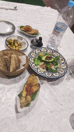 Gegrillte und panierte Aubergine und Salat mit Avocado at Azizi in Midelt
