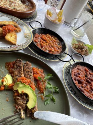 Vegane Bohnenspieße, Bohnenpfannen, Salat, Pommes, frittierte Aubergine, Nudelauflauf mit Käse (vegetarisch)  at Azizi in Midelt