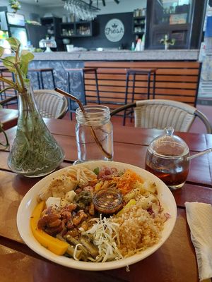 Tailored vegan bowl (2.500 GYD) and a glass of water (300 GYD) at Fresh in Georgetown