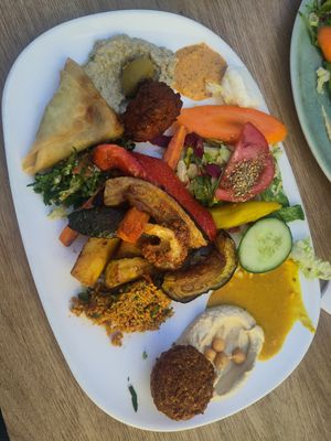 Vegetable and falafel plate at Za'atar Falafel in Berlin