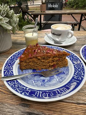 Vegan carrot cake with mango topping   at Café Missingsch in Hamburg