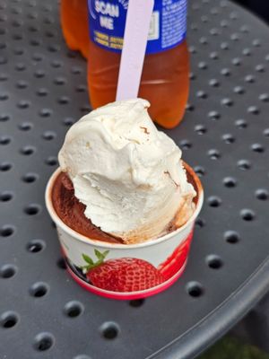 Banane und Dunkle Schokolade (beides vegan) at Gelateria Lago di Garda in Innsbruck