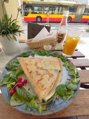 Naleśniki na słono wegańskie - z serem żółtym i pieczarkami (savoury vegan pancake with yellow cheese and mushrooms) at Kto To Zjadł in Warsaw