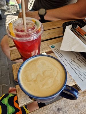 Lemoniada malinowa, cappuccino z napojem owsianym at Kto To Zjadł in Warsaw