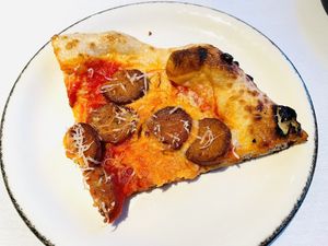 Neapolitan pizza/ veg sausage✨🤌🏼 #Veganuary at Crossroads Kitchen in Los Angeles