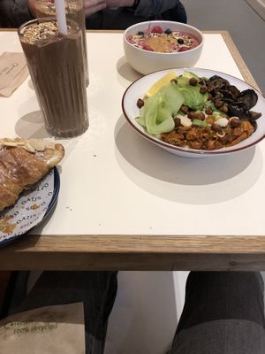 Hippie bowl, almond croissant and raw choclate smoothie  at Oatis in London