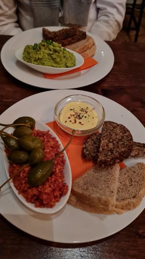 Tartar mit Majo und hinten Marchfelder Humus at Cafe Harvest in Vienna