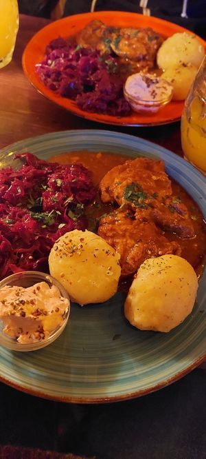 Vegansl mit Rotkraut und Knödel at Cafe Harvest in Vienna