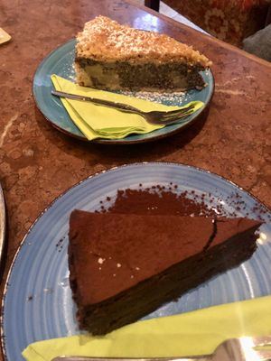 Schoko Nuss Kuchen und Birnen-Mohn Kuchen   at Cafe Harvest in Vienna