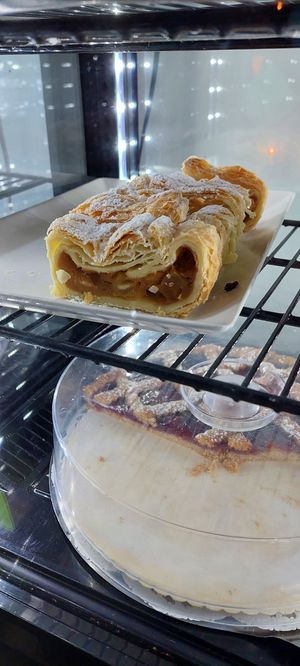 Kuchenvitrine at Cafe Harvest in Vienna