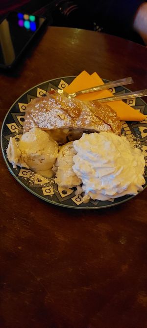 Apfelstrudel mit Eis und Schlag at Cafe Harvest in Vienna