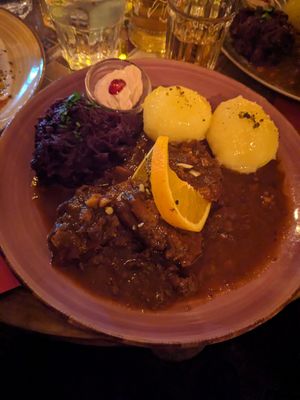 Vegansl mit Rotkraut & Erdäpfelknödl at Cafe Harvest in Vienna