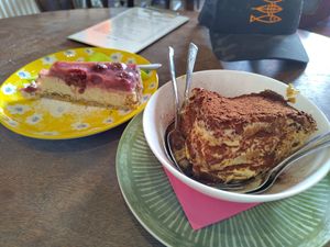 Tiramisu & Milchreis Kuchen at Cafe Harvest in Vienna