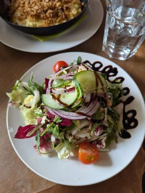 Salat dazu at Cafe Harvest in Vienna